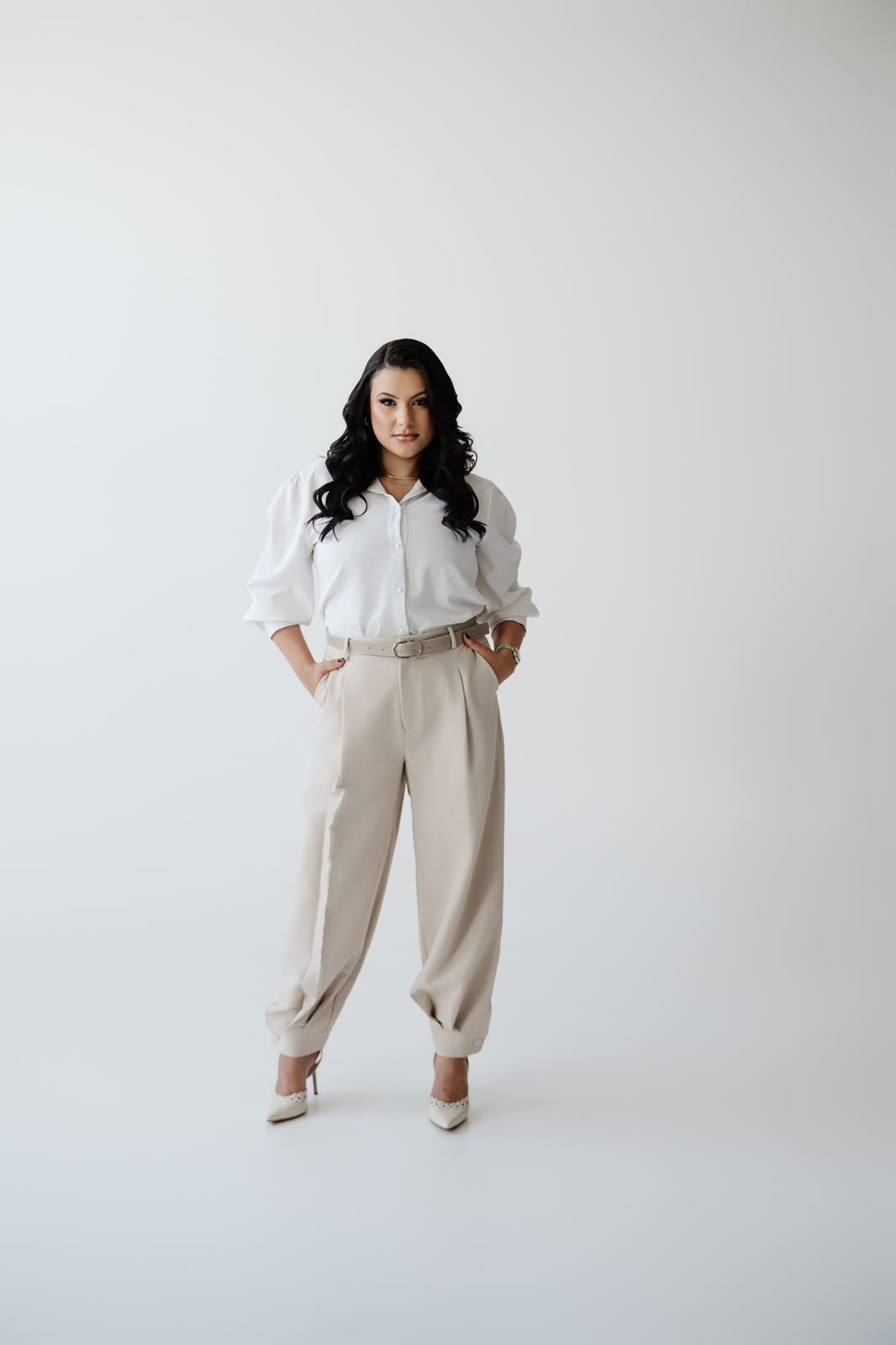 Dra. Jessica Medeiros em traje profissional